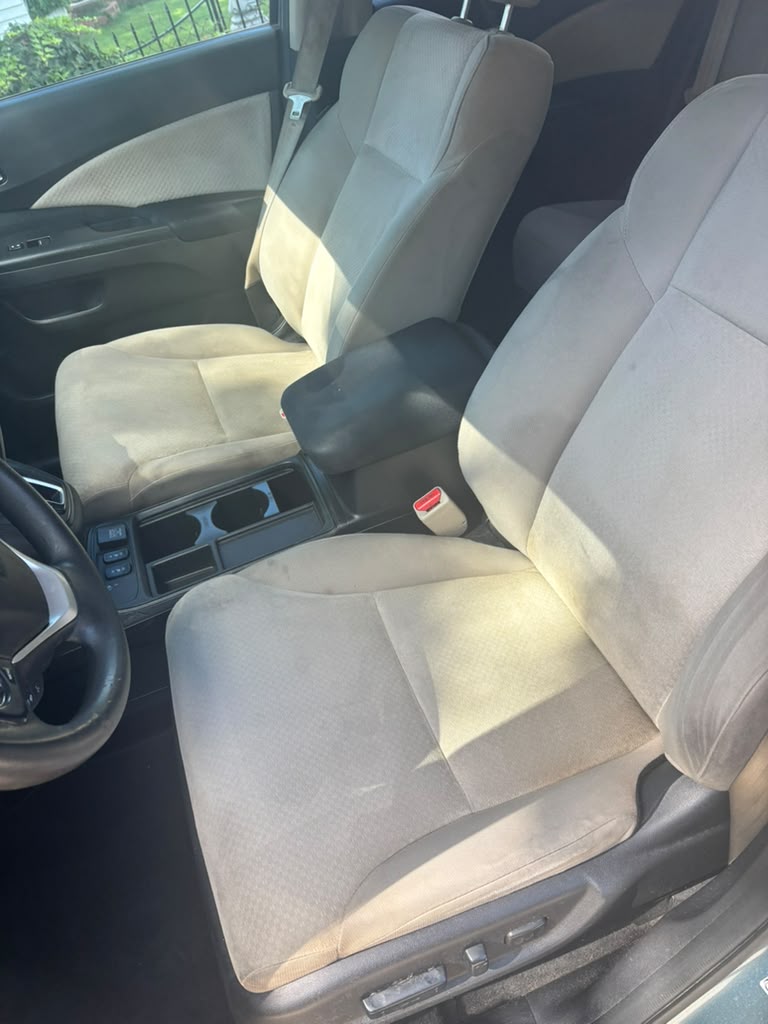 Honda CR-V front cloth seats after upholstery cleaning